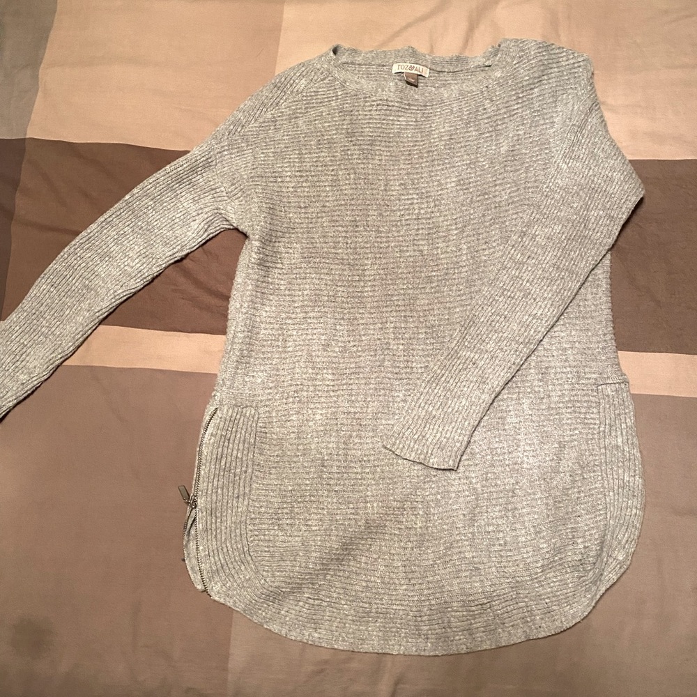 Sweater. Large. Gray.